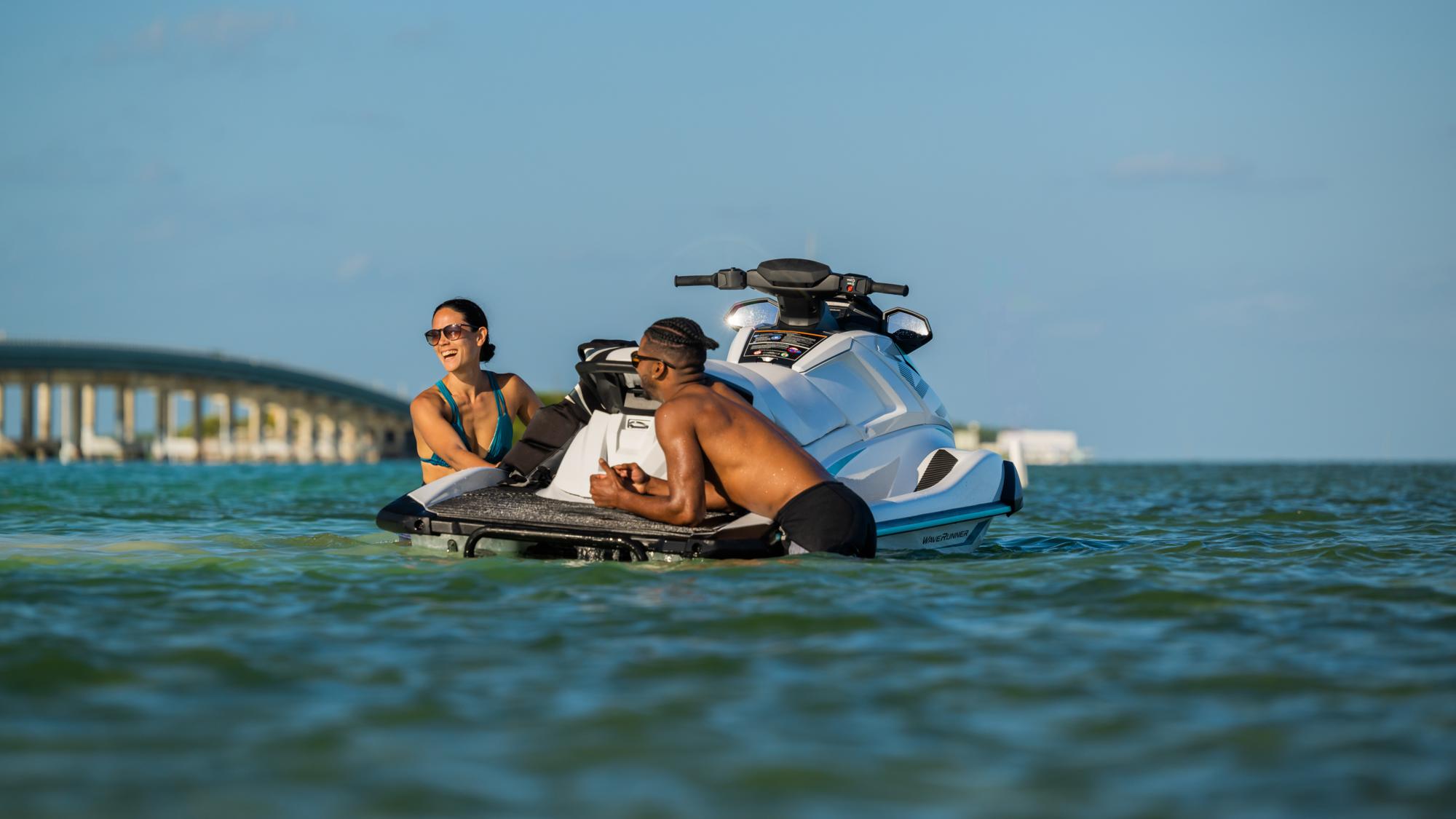 2024-Yamaha-VX-EU-Pure_White_Solid-Action-007-03.jpg